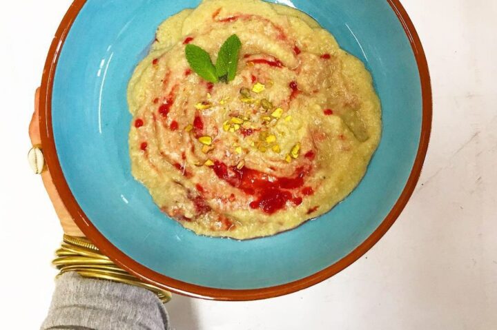 Himbeer-Vanille Hirsegrieß serviert in Hand