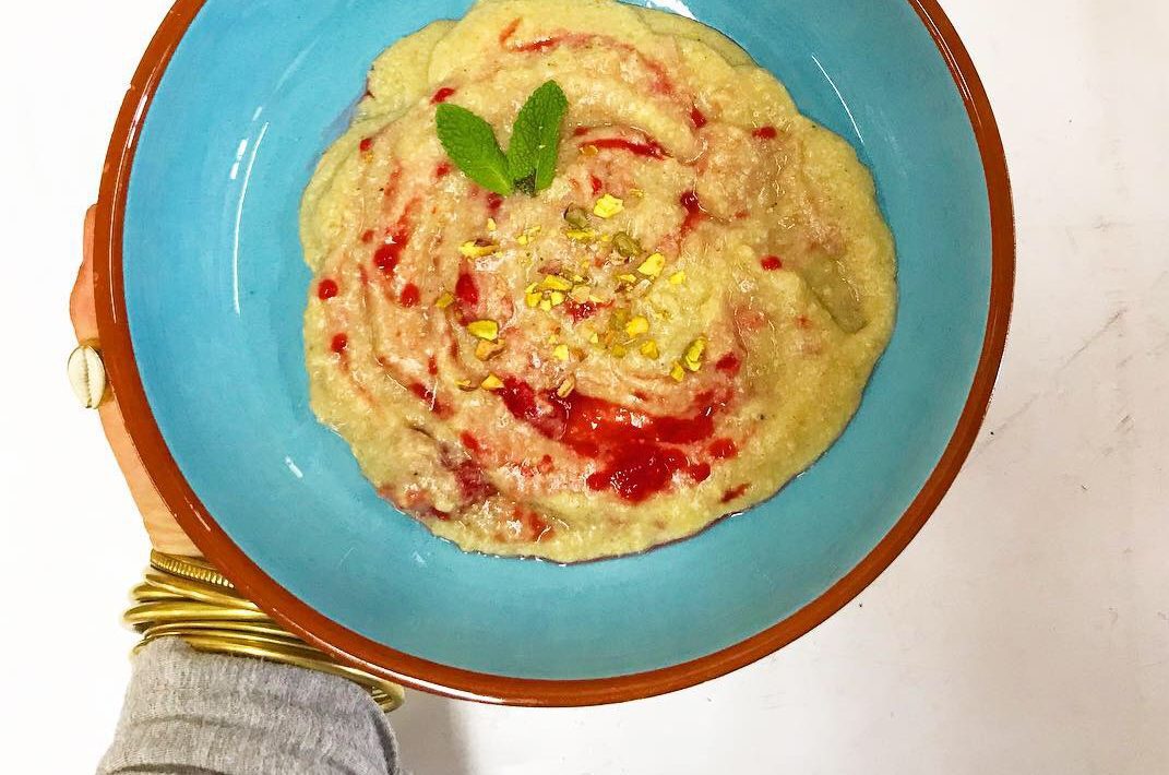 Himbeer-Vanille Hirsegrieß serviert in Hand