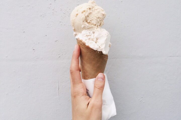 Walnuss Reiscreme Walnusseis in Tüte in Hand